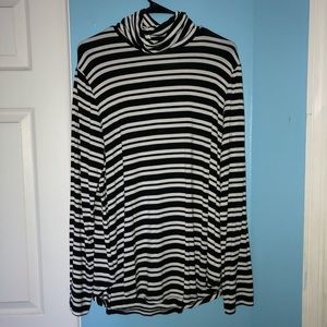 ✨ EUC - Black & White Long Sleeve Turtle Neck